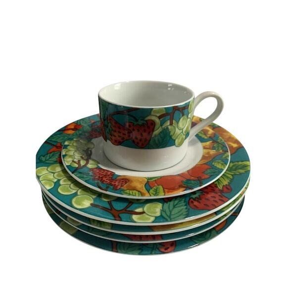 (4) American Atelier DELICIOUS Salad Plates Saucers Mugs Vintage Strawberries - Picture 1 of 14